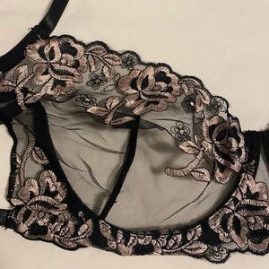 NWOT - Sexy transparent bra with lace detail. Size L
Never worn